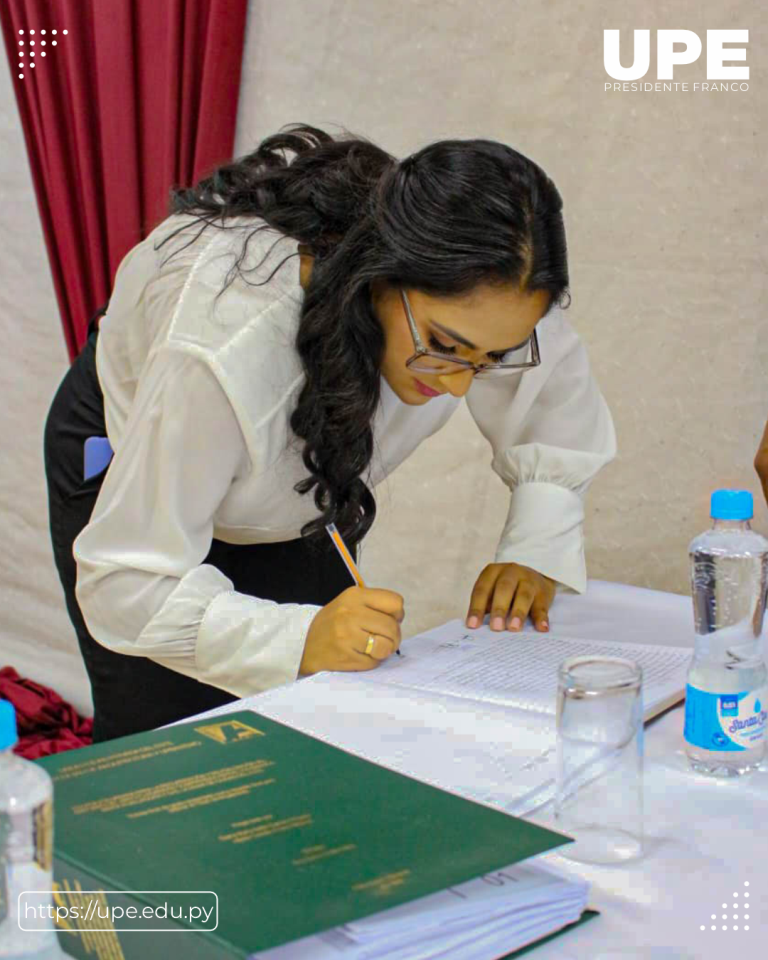 Estudiantes de Arquitectura UPE se reciben tras la Presentación del Trabajo Final de Grado